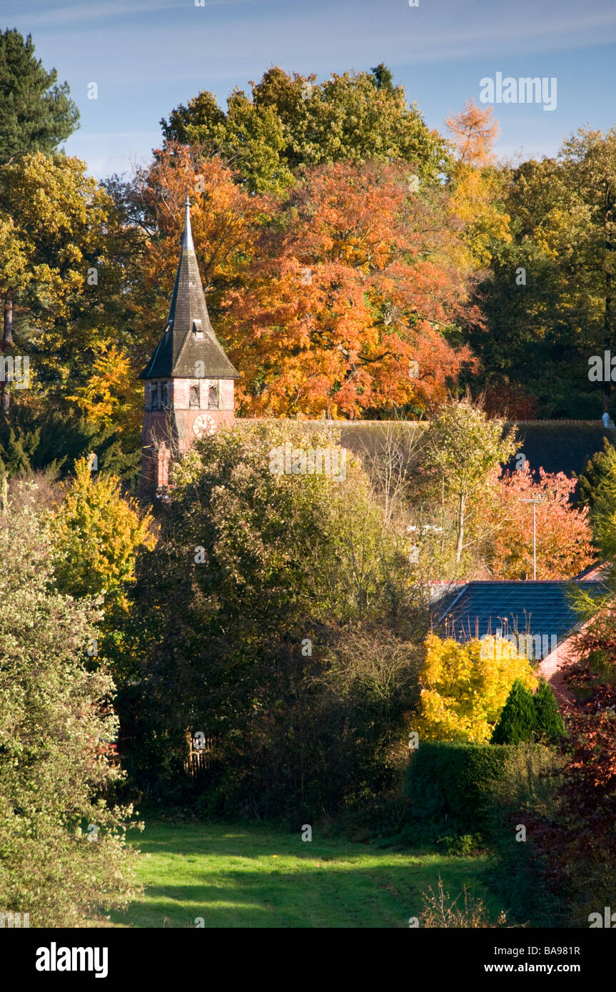 Str. Marys traditionelle englische Kirche mit Turm im Herbst, Dorf Whitegate, Cheshire, England, UK Stockfoto