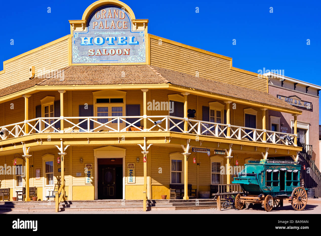 Bild der Grand Palace Hotel Limousine in Old Tucson Arizona mit einer alten Postkutsche vor niemand Stockfoto