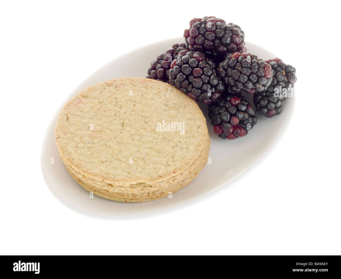 Frische, gesunde Reif Sommer Brombeeren mit dünnen knusprige Kekse Oatcake vor einem weißen Hintergrund ohne Menschen und einen Freistellungspfad isoliert Stockfoto