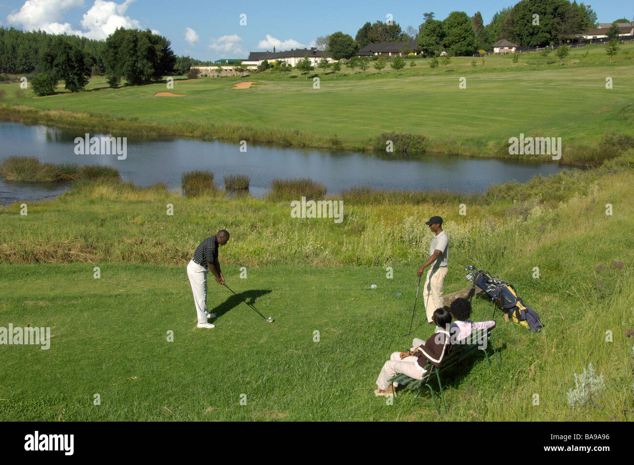 Touristen schätzen den Golfplatz bei einem der führenden Golfresorts Simbabwes Troutbeck im östlichen Hochland. Stockfoto