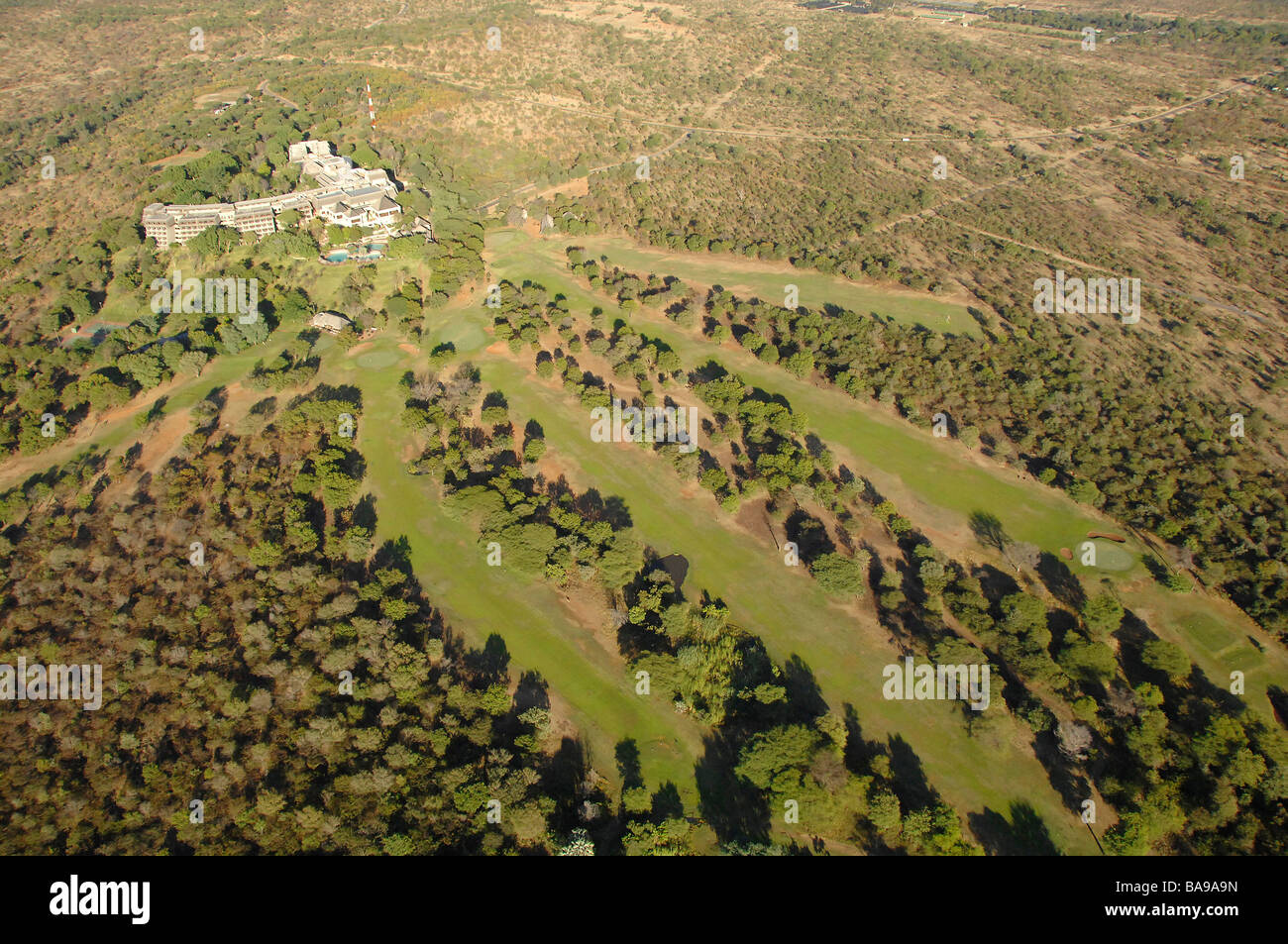Touristen schätzen den Golfplatz bei Simbabwes Elephant Hills Resort. Stockfoto