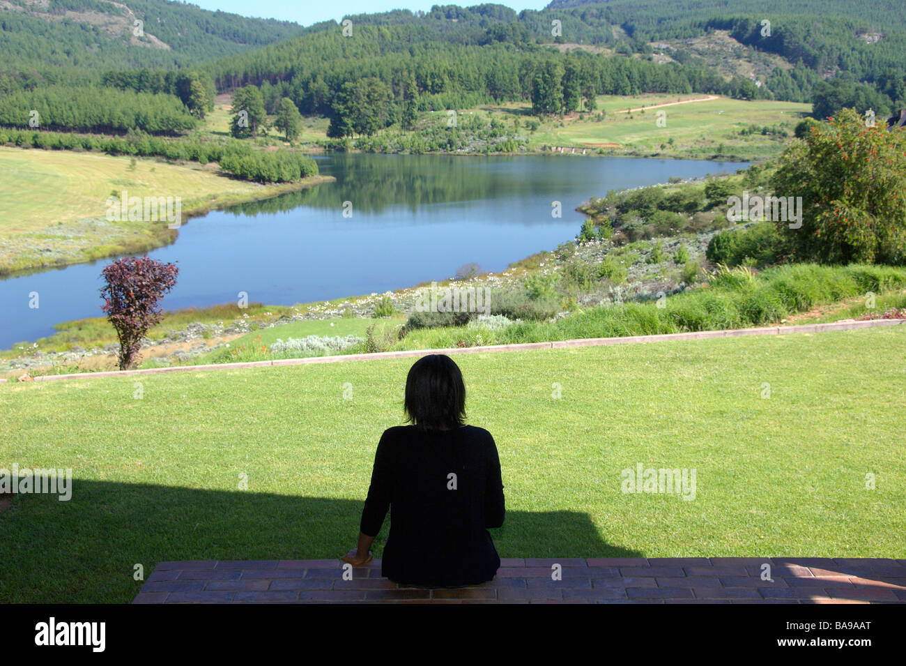 Touristen schätzen den Golfplatz bei einem der führenden Golfresorts Simbabwes Troutbeck im östlichen Hochland. Stockfoto