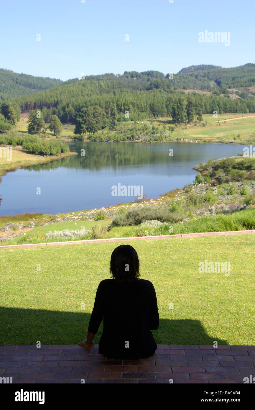 Touristen schätzen den Golfplatz bei einem der führenden Golfresorts Simbabwes Troutbeck im östlichen Hochland. Stockfoto