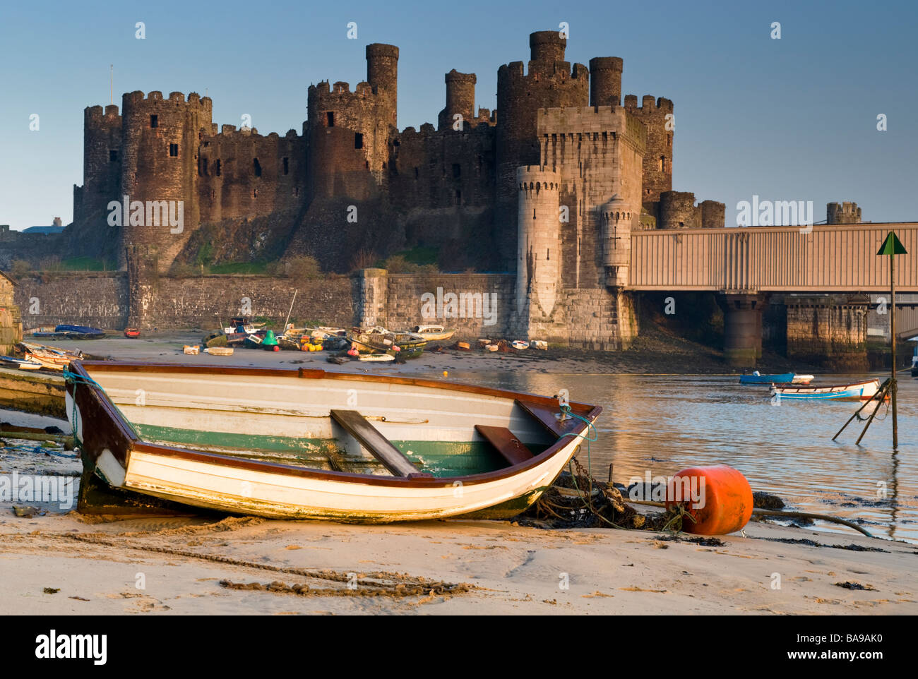 Erstes Licht am Conwy Castle & Conwy Mündung, Conwy, Gwynedd, Nordwales, UK Stockfoto