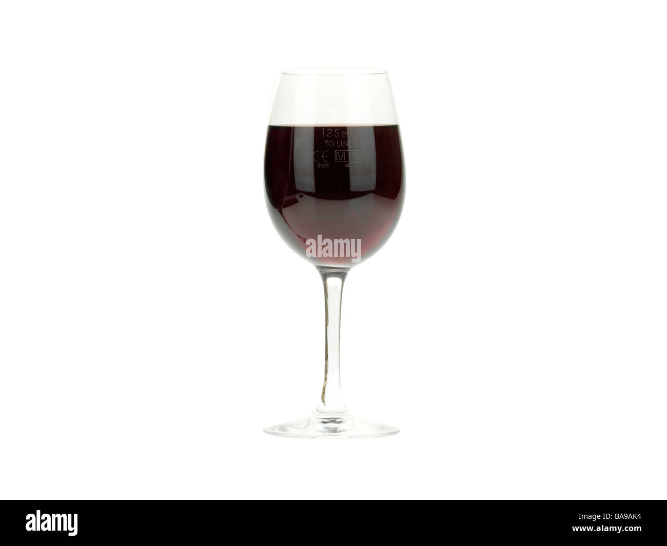 Glas oder Gläser vollmundigen Rotwein Isoliert gegen einen weißen Hintergrund mit Freistellungspfaden und keine Leute Stockfoto