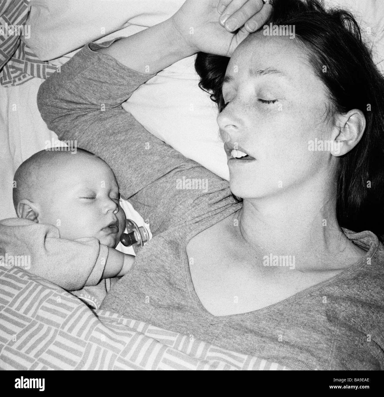 Mutter und Sohn schläft neben einander, Stockholm, Schweden. Stockfoto