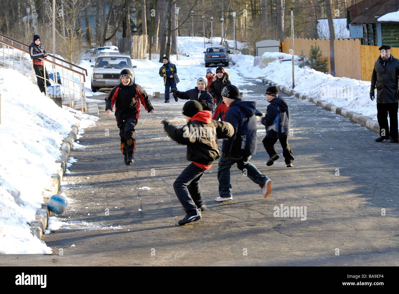 Russische Kinder spielen im Straßenfußball im winter Stockfoto