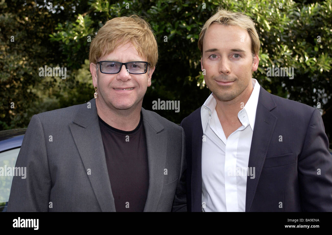 SIR ELTON JOHN UND SEIN PARTNER DAVID LIEFERN BEI SOCIETY PARTY IM CARLYLE SQUARE IN CHELSEA LONDON Stockfoto