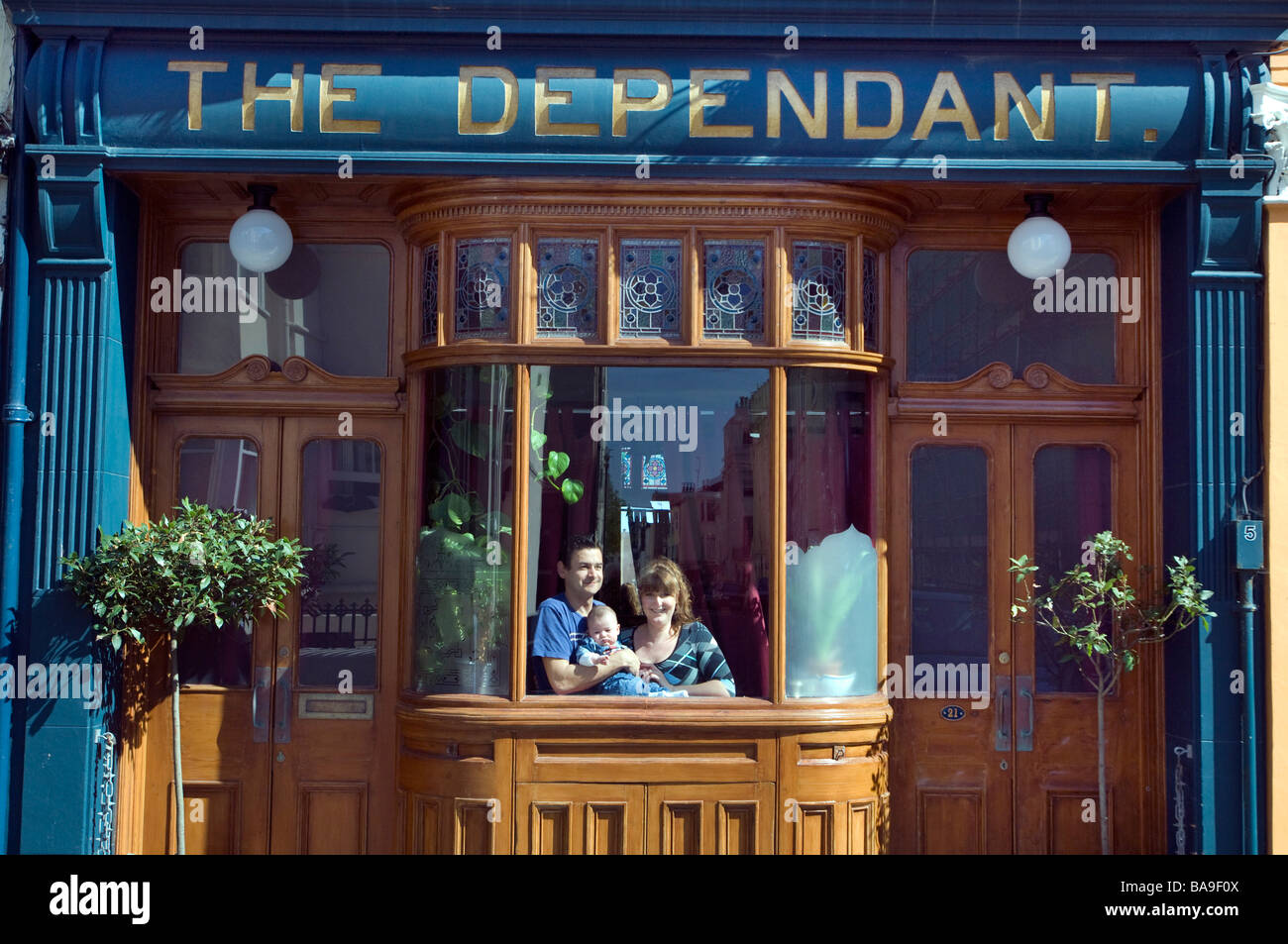 Junge Familie in ihrem Haus, einem umgebauten Pub in Brighton England UK Stockfoto