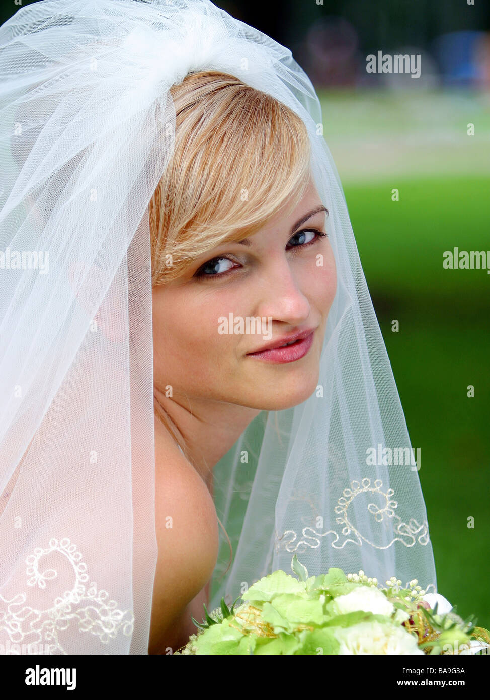 Porträt der hübsche Braut mit Schleier und Strauß Stockfoto