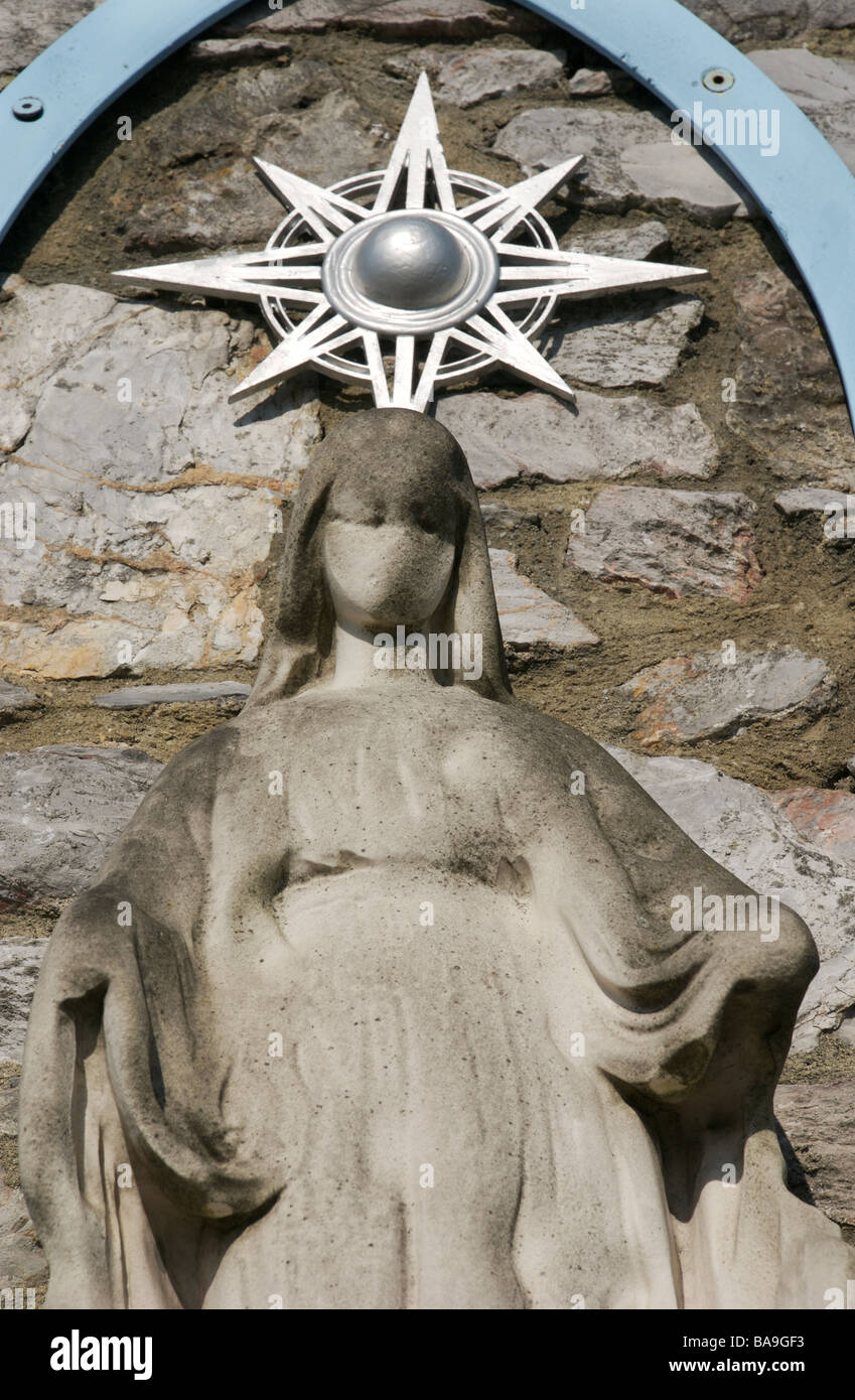 Meer getragen Madonna Skulptur aus einer verlorenen Ladung von Schiffs Marmor, geborgen, Barbican, Plymouth, Devon, UK Stockfoto
