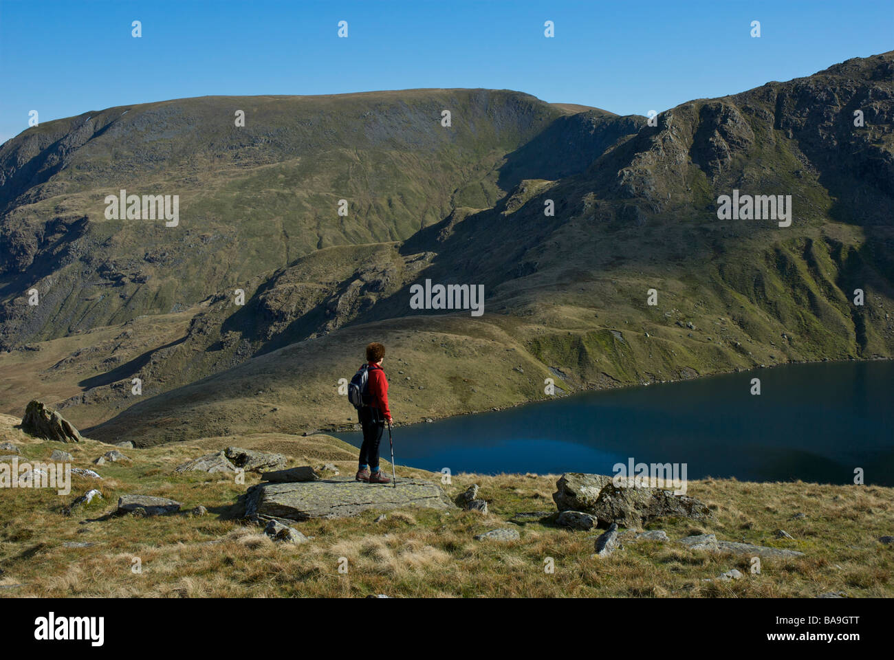 Weibliche Wasser Blick über Blea Wasser in Richtung Mardale Ill Bell, Nationalpark Lake District, Cumbria, England UK Stockfoto