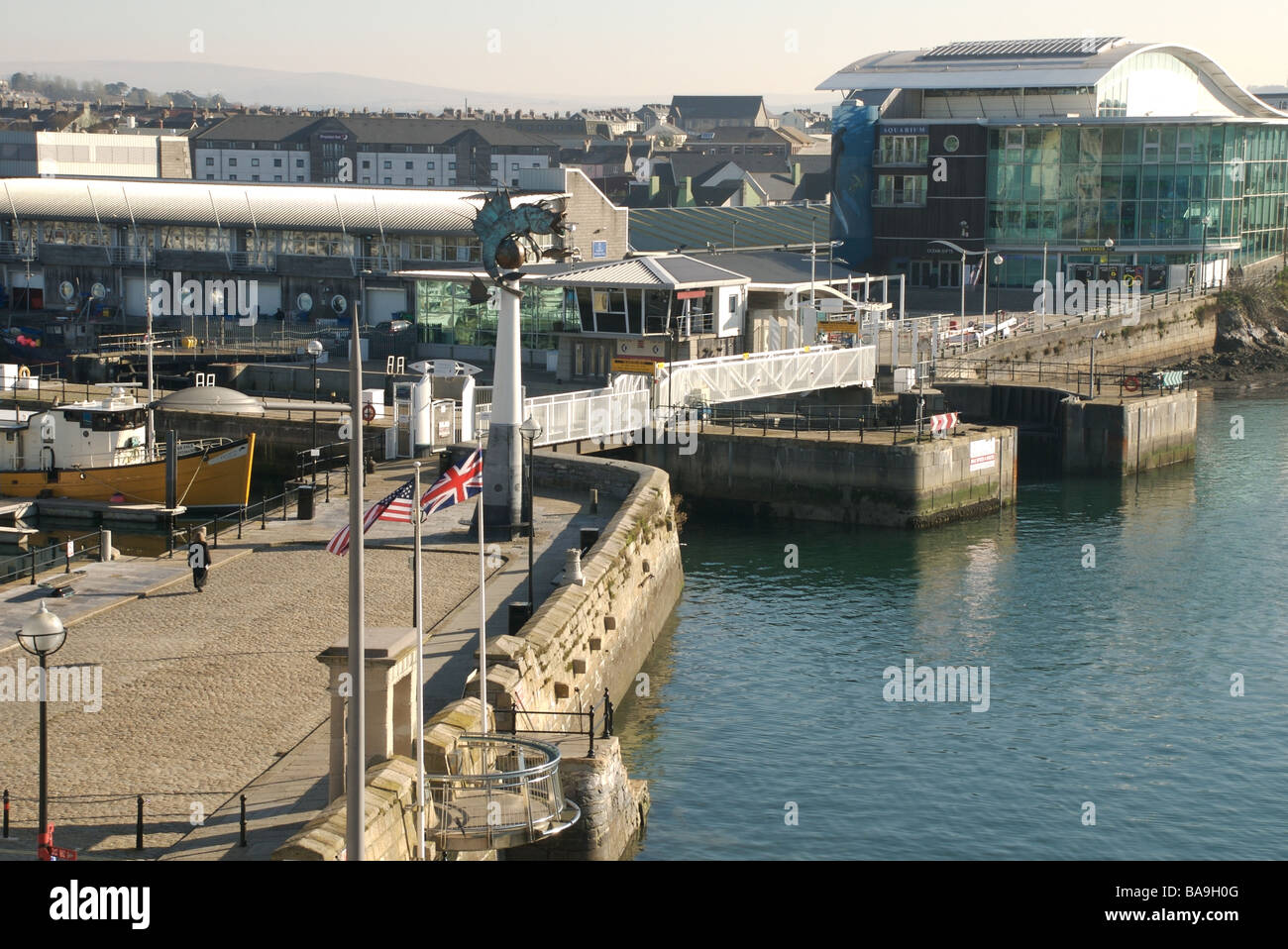 Mayflower Schritte und das National Marine Aquarium bauen, Plymouth, Devon, UK Stockfoto