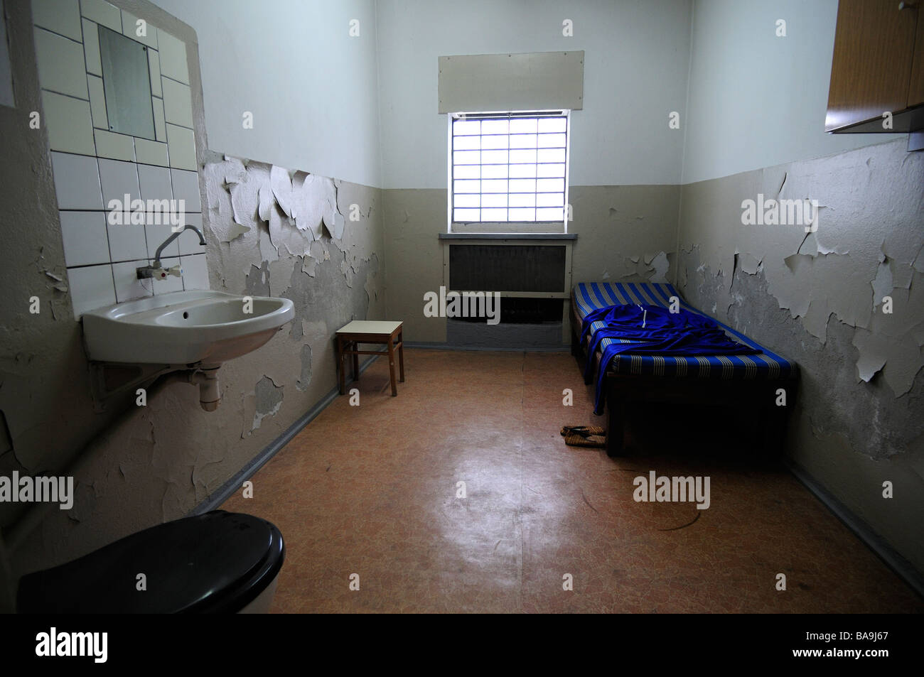 Gefängniszelle, ehemalige DDR-Stasi-Gefängnis von Hohenschönhausen, Berlin, Deutschland Stockfoto