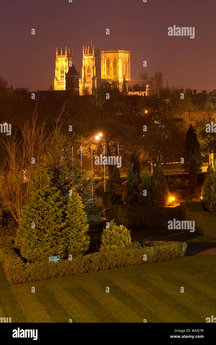 Stadtansicht Blick auf Yorkminster Kathedrale leuchtet in der Nacht in York, Yorkshire, Großbritannien Stockfoto
