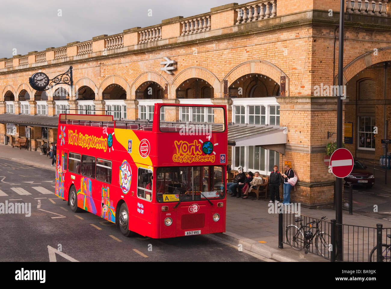 Eine rote York Citysightseeing Tour öffnen Top Doppeldecker-Bus vor dem Bahnhof in York, Yorkshire, Großbritannien Stockfoto