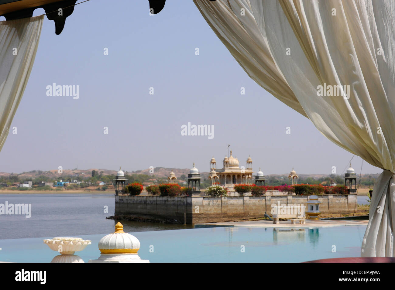 Der Pool an einem See mit einem Pavillon im Udai Bilas Palace Heritage Hotel in Dungarpur Rajasthan Indien Stockfoto