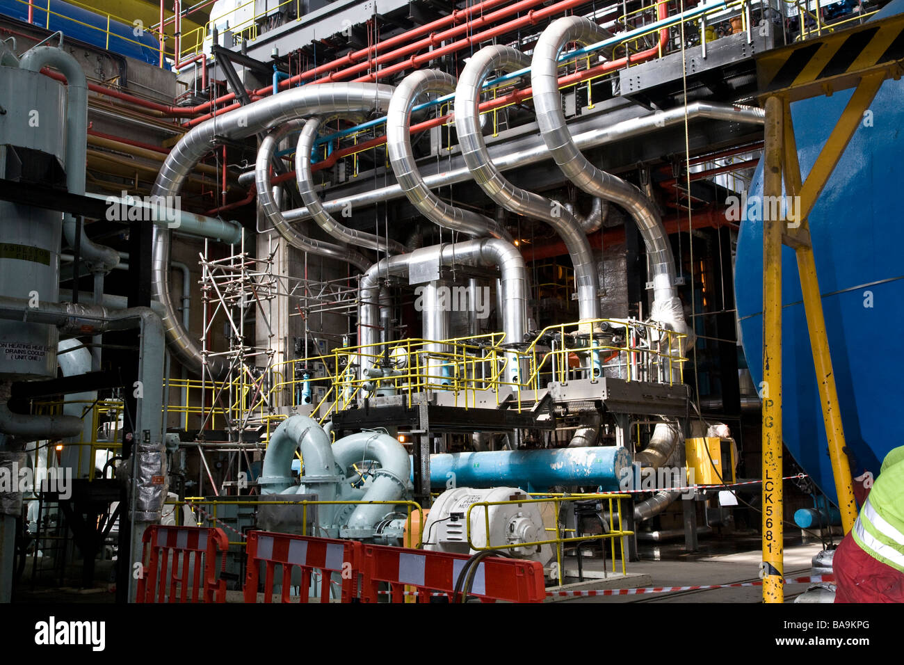 Rohrleitungen am Ratcliffe auf Soar Kraftwerk, Nottingham. Stockfoto