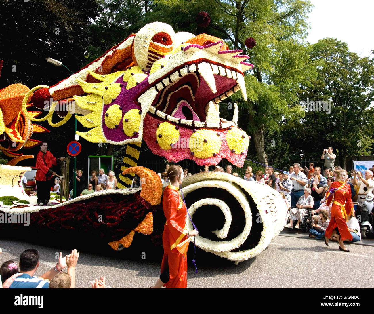 Chinesischer Drache Blumenskulptur am Blumenkorso schweben in Leersum, Holland, August 2008 Stockfoto