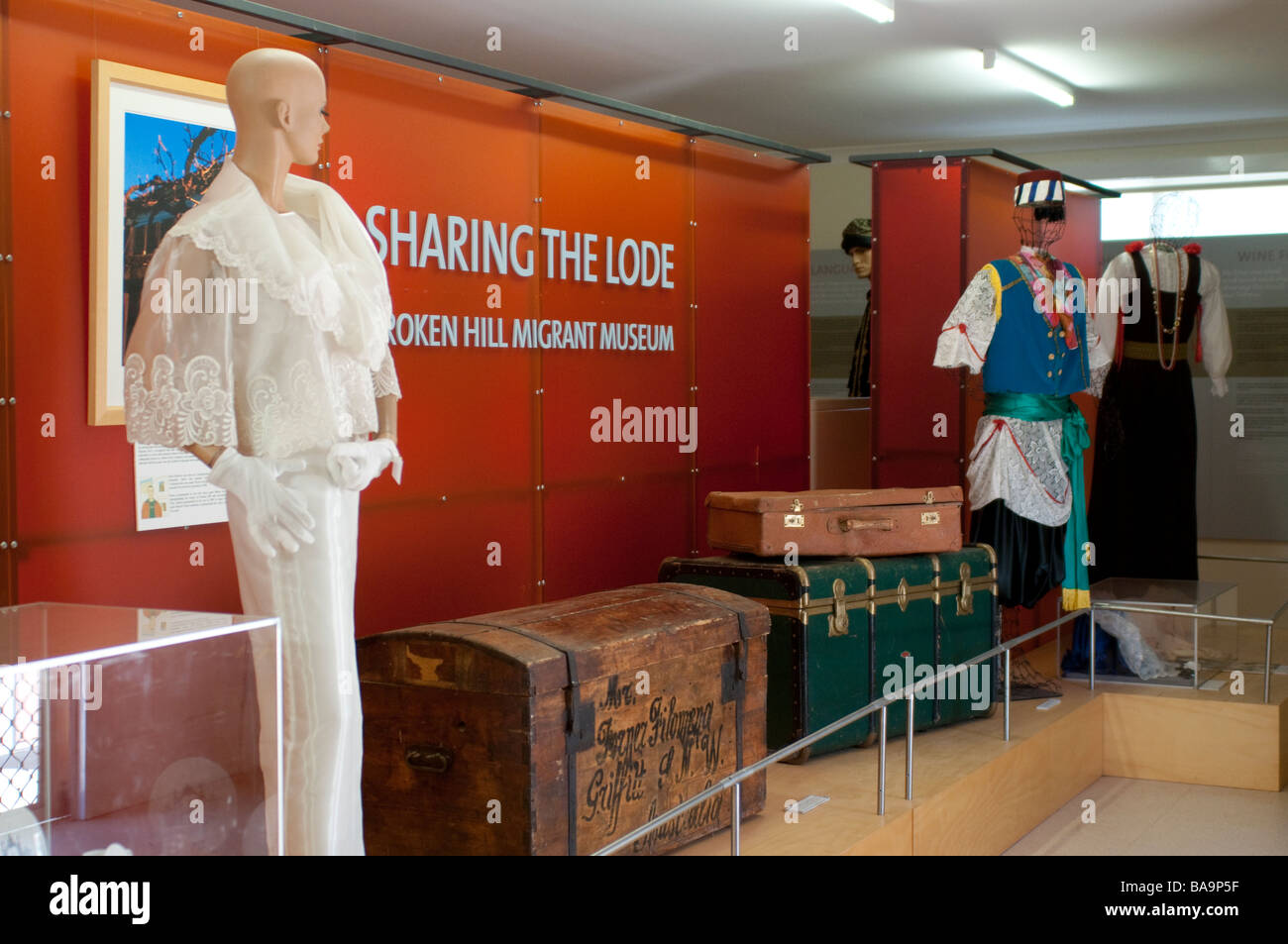 Alte Koffer in der Sulfid-Street-Bahnhof jetzt Migranten Museum Broken Hill New South Wales Australia Stockfoto
