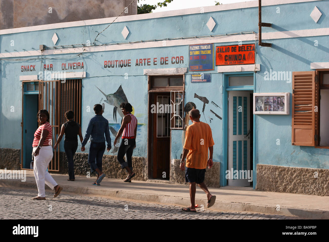 Gruppe von Menschen zu Fuß auf einer Straße mit Geschäften in Sal, einer von den Kapverdischen Inseln. Stockfoto