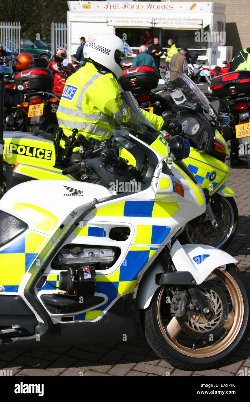 Polizei-Motorräder auf einem Motorrad zu erfüllen - Polizei (Police Service of Northern Ireland) Stockfoto