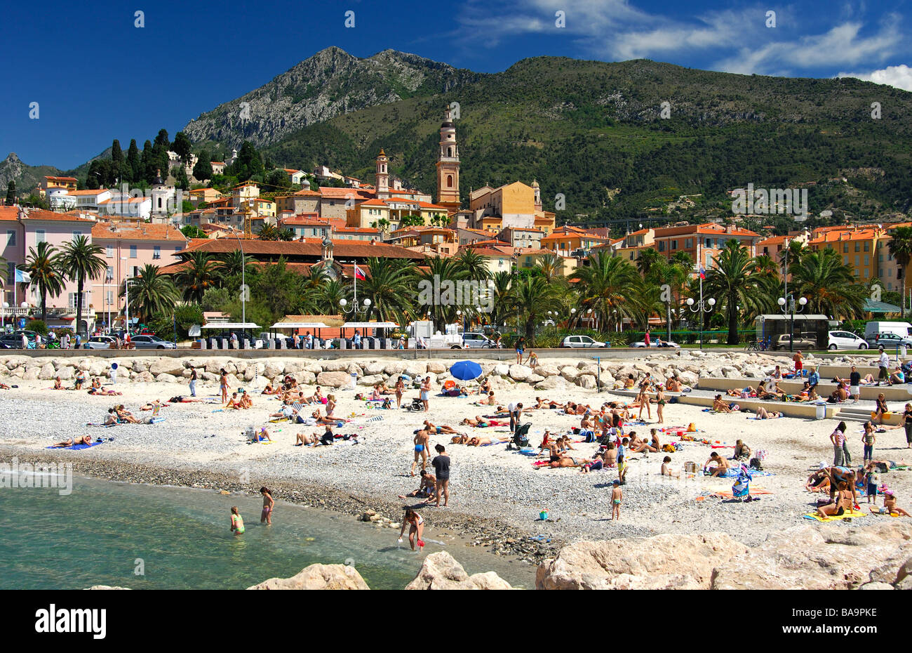 Auf den Strand von Menton-Blick auf die Stadt und die Berge in das Hinterland, Menton, Côte d ' Azur, Frankreich Stockfoto