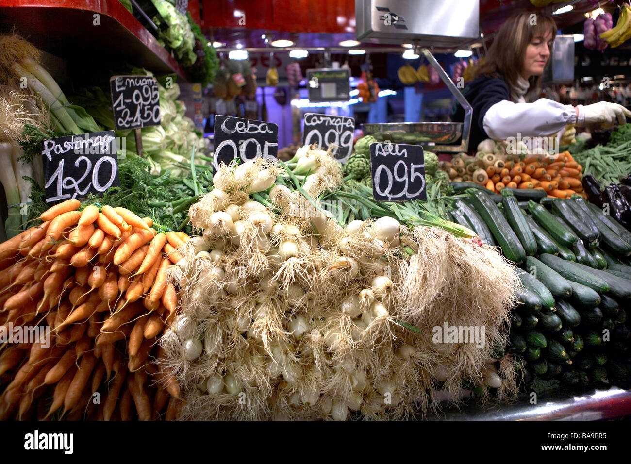 BARCELONA-MARKT FRISCHES GEMÜSE SPANIEN KAROTTEN ZWIEBELN Stockfoto