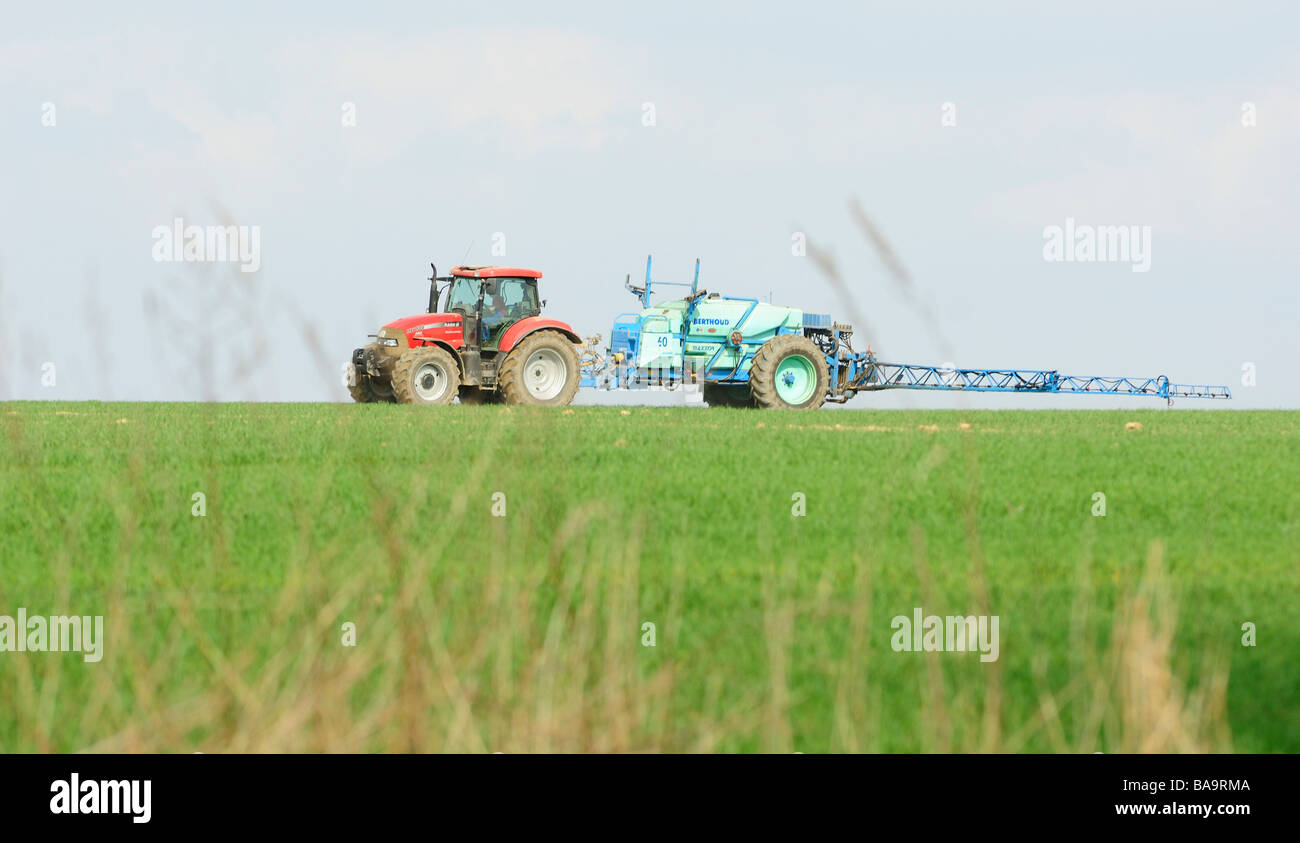 Traktor-Spritzen Dünger-Frühling Stockfoto