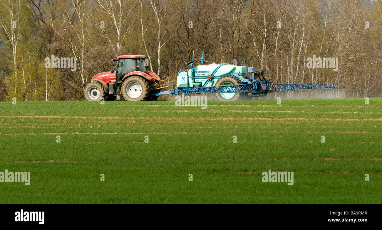 Traktor-Spritzen Dünger-Frühling Stockfoto