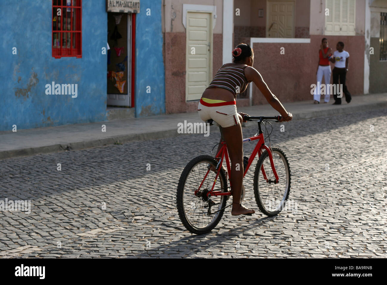 Mädchen mit dem Fahrrad in Sal, einer von den Kapverdischen Inseln. Stockfoto