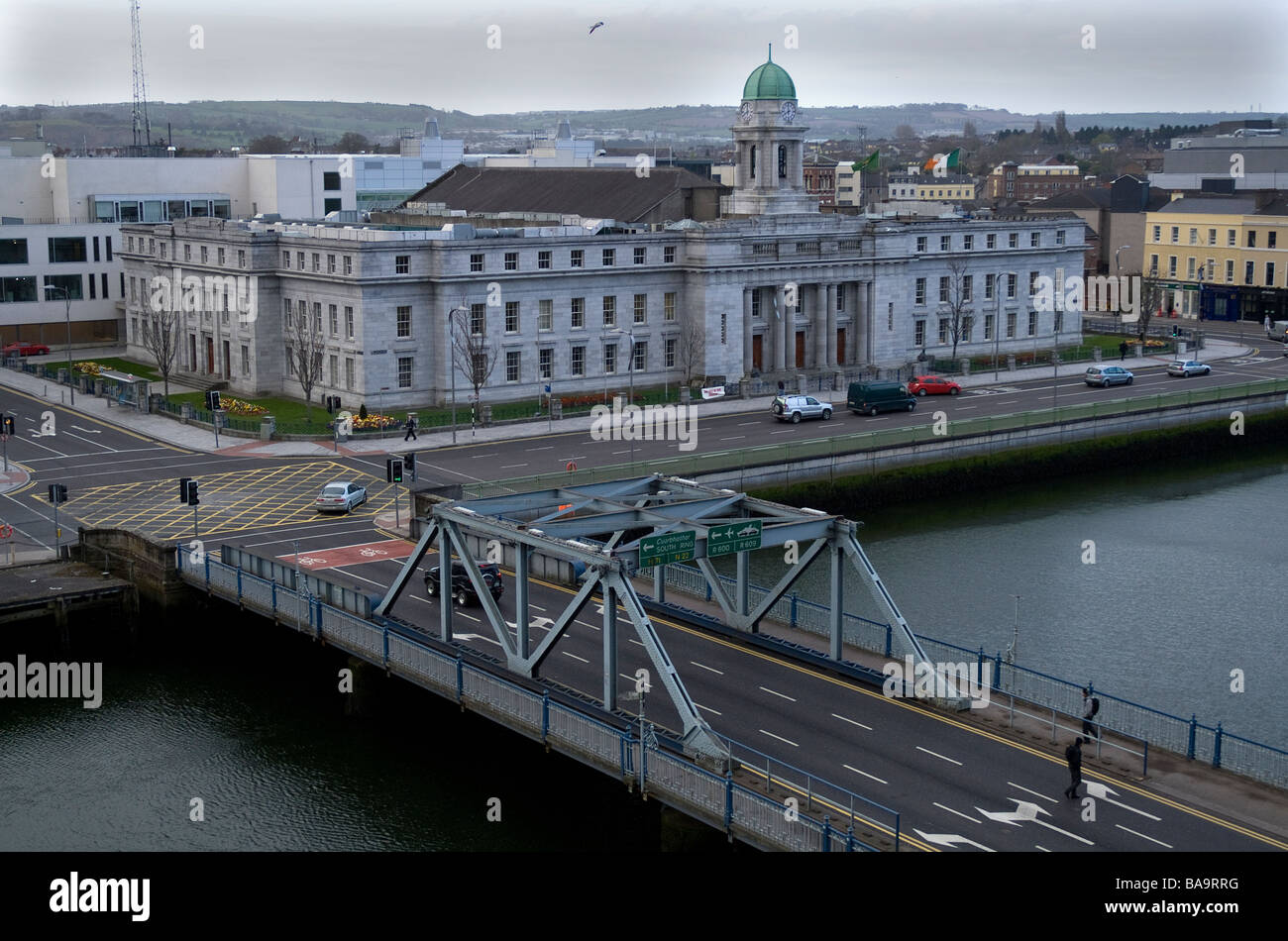 Brücke über Fluss Lee cork Irland mit Komitatshaus im Hintergrund Stockfoto