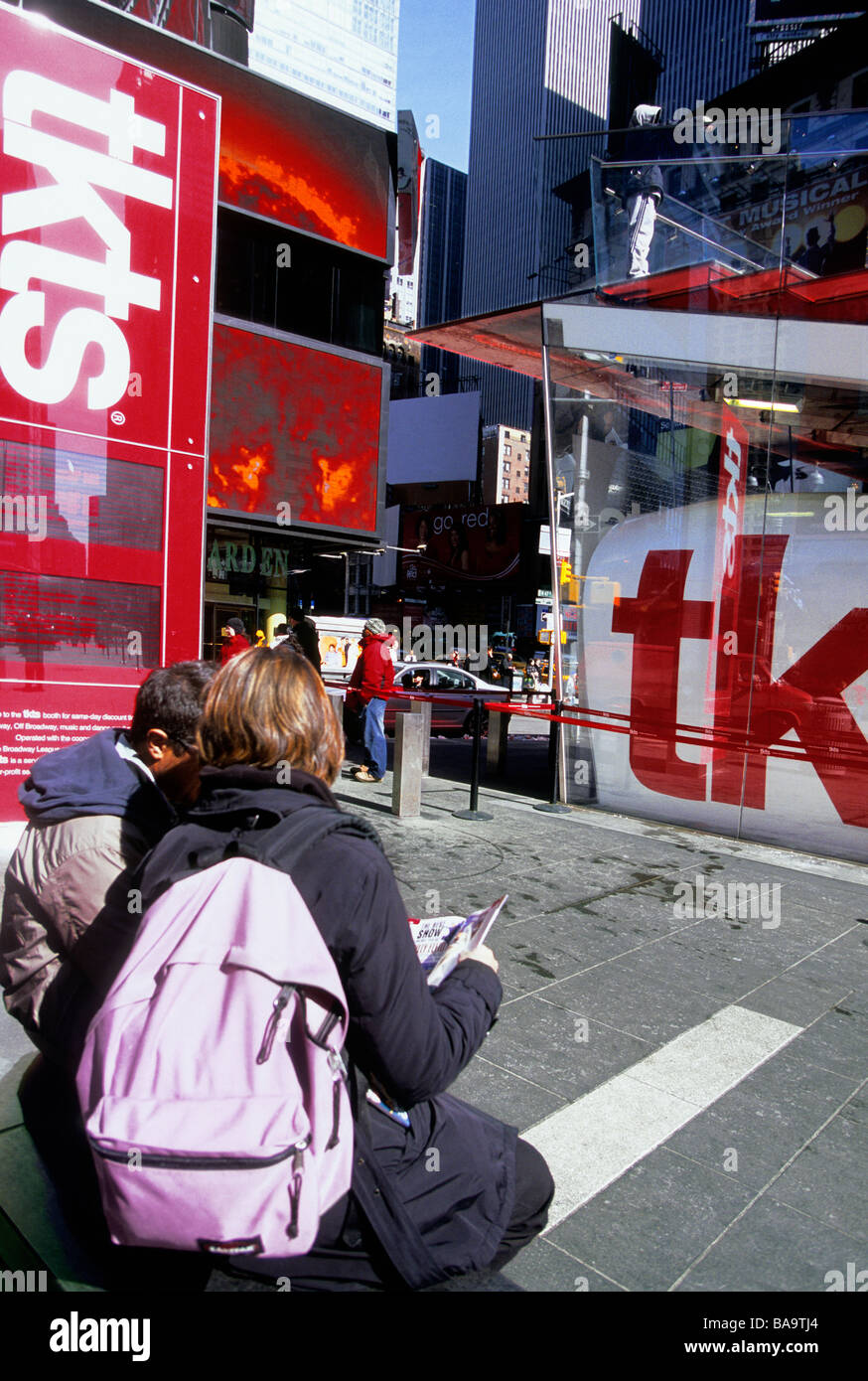 TKTS New York City, Broadway, Times Square Duffy Square Film- und Theaterviertel. Touristen kaufen ermäßigte Theaterkarten in Midtown Manhattan, USA Stockfoto