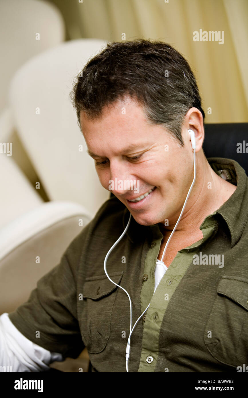 Skandinavische Mann mit einem Ipod, Brasilien. Stockfoto