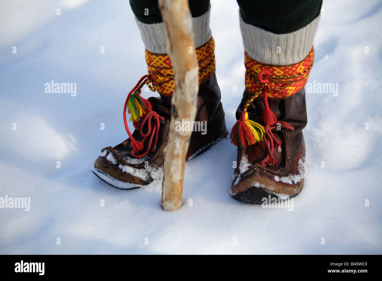 Spitzen Schuhe über einen Mann, der im Schnee Schweden Stockfoto