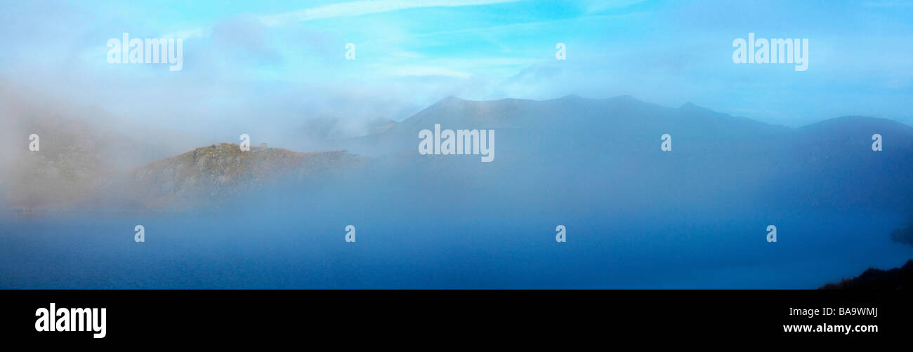 Co Kerry, Irland; Frühen Morgennebel über Barfinnihy See mit der stinkt im Hintergrund Stockfoto