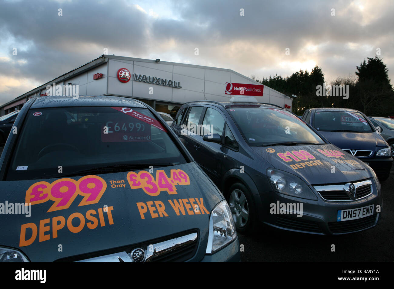 Neue und gebrauchte Opel Autos zum Verkauf draußen auf einem Händler-Vorplatz in einer Garage in Haverhill, Suffolk Stockfoto