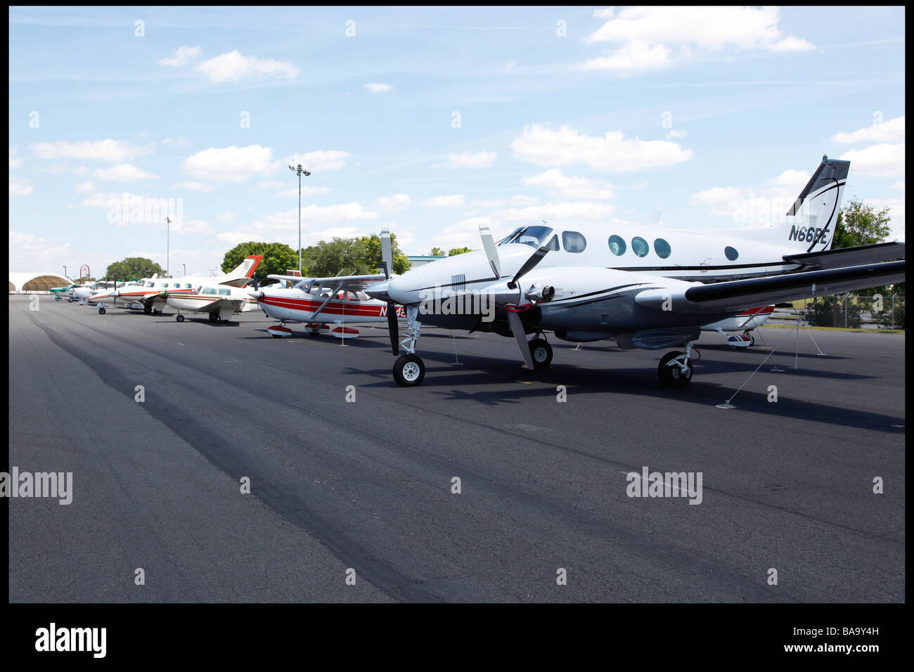 Flugzeuge gesichert auf einem Flugfeld in Orlando Stockfoto
