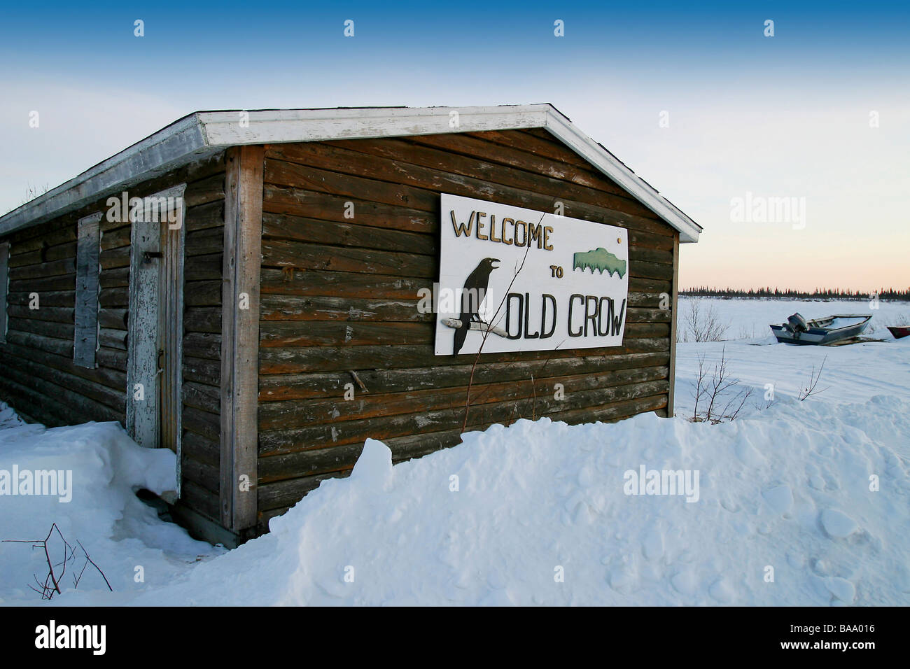 "Welcome to Old Crow" Zeichen auf Log in Old Crow, Yukon Territorium, Kanada im Winter zu vergießen. Stockfoto