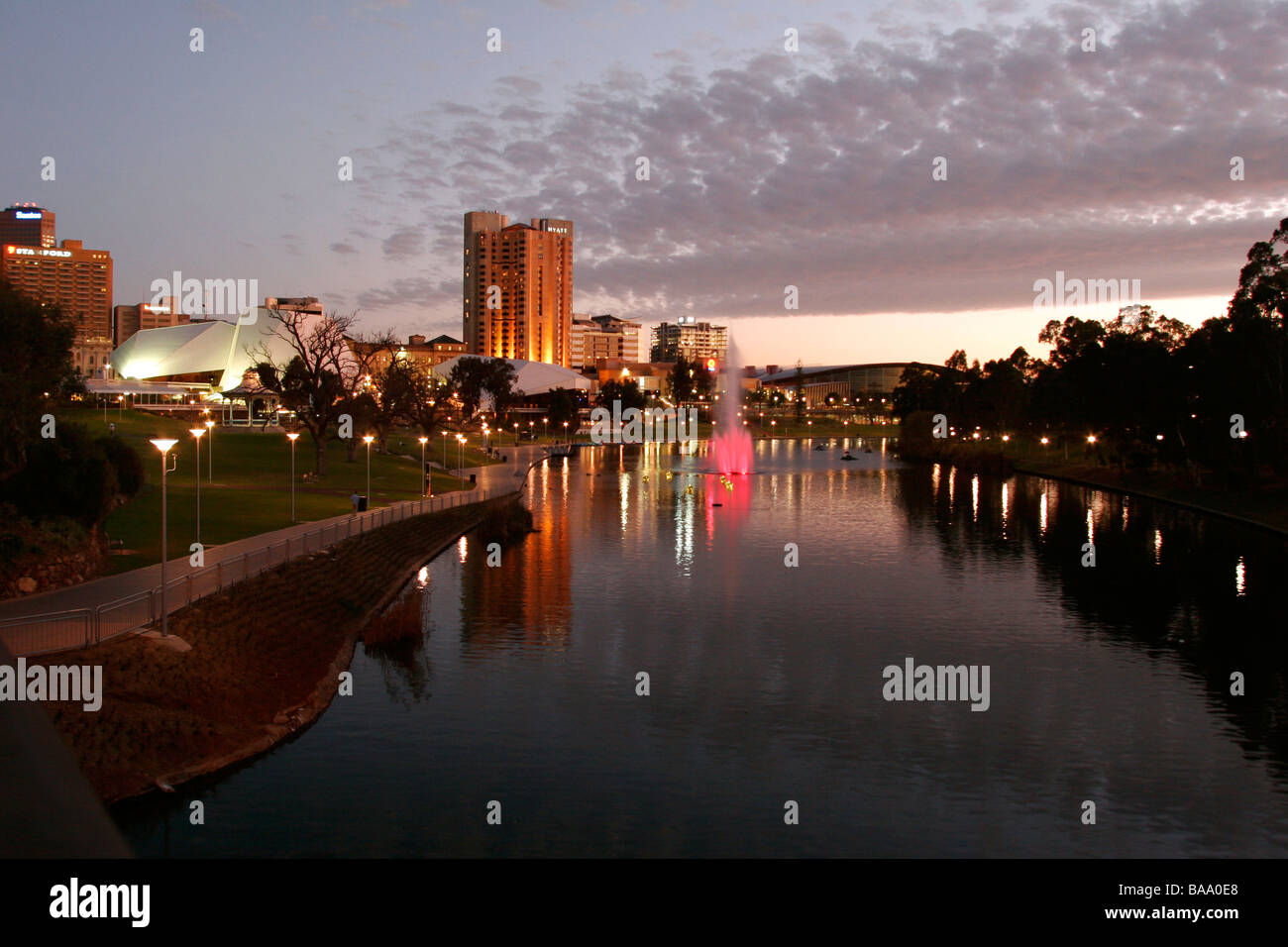 Ein Blick auf den River Torrens und Teil der Skyline der Stadt in Adelaide in Australien in South Australia Stockfoto