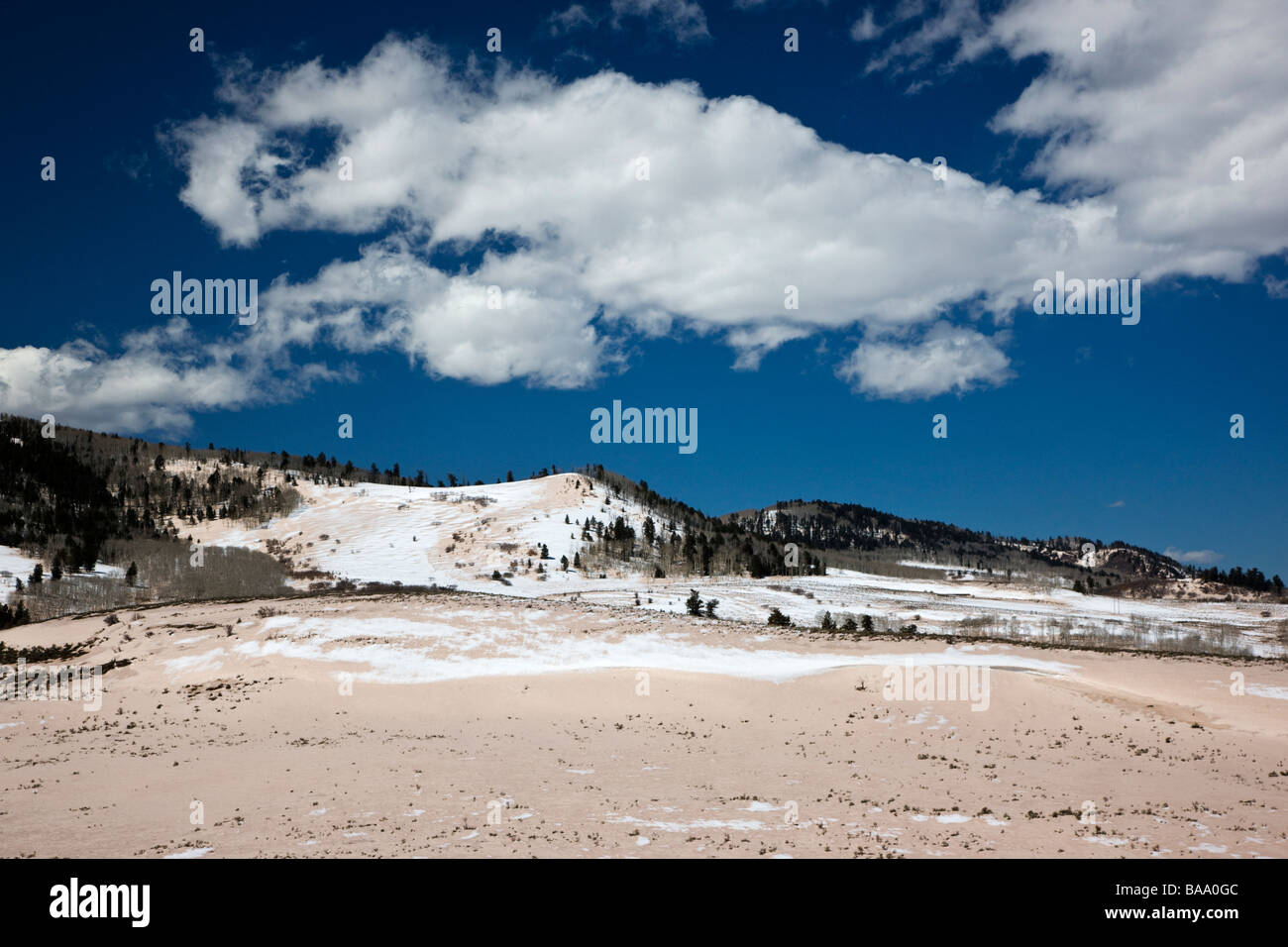 Winterschnee ist rosa mit Wind, Sand und Splitt Highway 50 westlich von Gunnison Colorado in der Nähe von Curecanti National Recreation Area geblasen Stockfoto