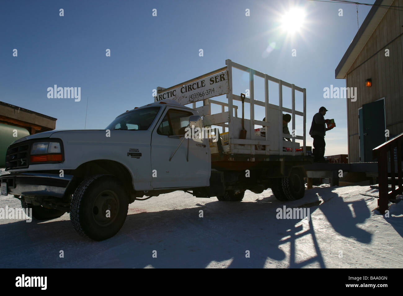 Ein LKW liefert waren an der Gemeinschaft-Store in der abgelegenen einfliegen First Nation Ortschaft Old Crow, Yukon Territorium, Kanada. Stockfoto