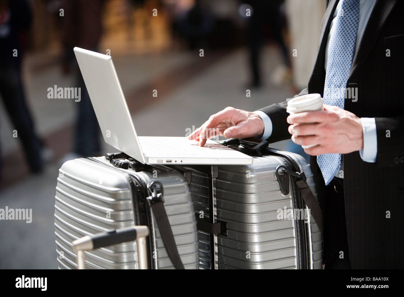 Ein Geschäftsmann mit seinem Laptop, Stockholm, Schweden. Stockfoto