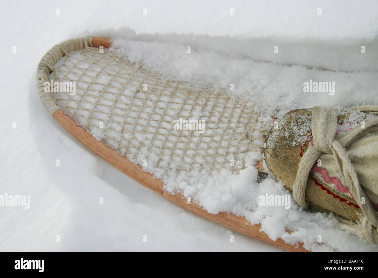 Eine handgefertigte First Nations Schneeschuh- und Caribou Haut Boot im Schnee, von Vuntut Gwitchin First Nation gemacht. Stockfoto