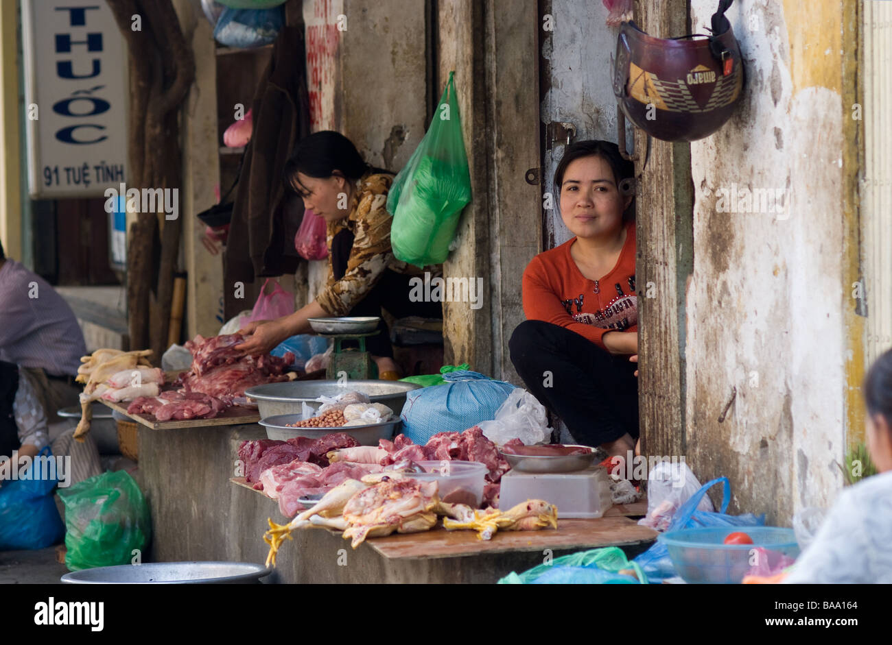 Straßenhändler, Verkauf von Fleisch und Geflügel aus ihren Ställen in Hanoi Vietnam Stockfoto