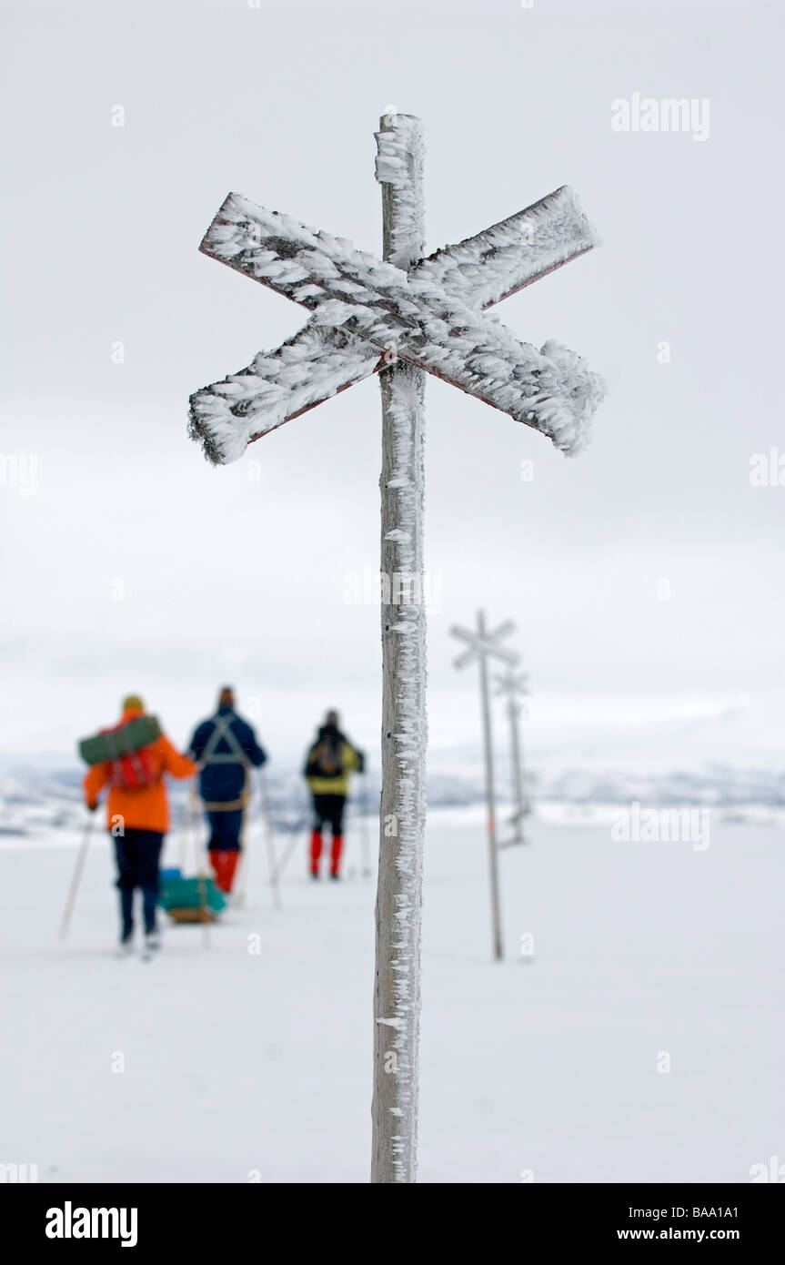 Langstrecken-Skifahren im Schnee bedeckt Landschaft Schweden Stockfoto