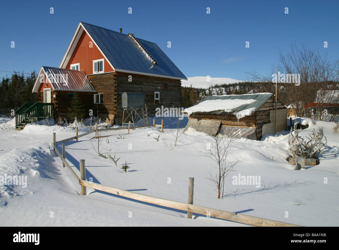 Ein Blockhaus in der Vuntut Gwitchin First Nation Gemeinschaft von Old Crow, Yukon Territorium, Kanada. Stockfoto