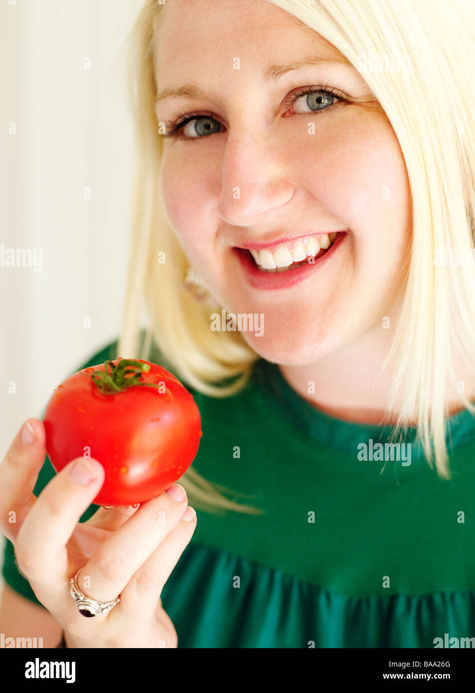 Eine Frau mit Tomaten, Schweden. Stockfoto