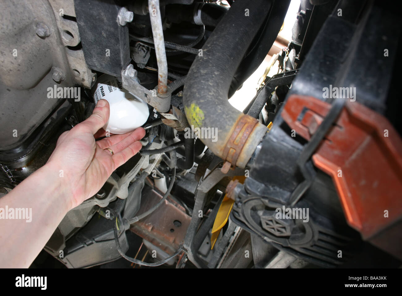 Mechaniker Montage neuer Ölfilter beim Autoservice Stockfoto