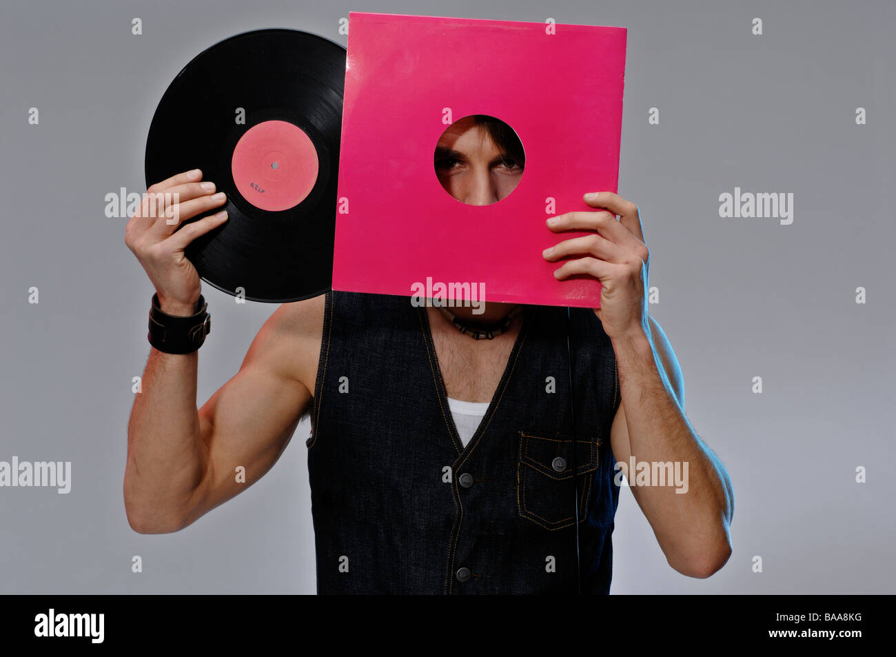 Ein junger Mann mit Kopfhörer halten eine LP, Schweden. Stockfoto